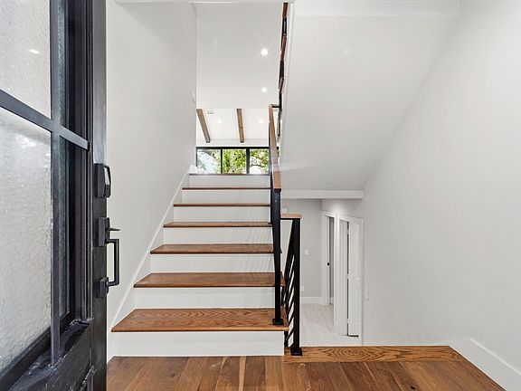 3rd image of 26 Leisure Ln