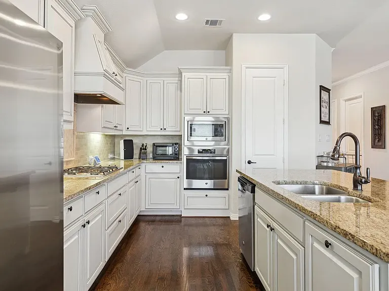 2416 Royal Summit Dr — Photo 7
