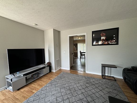 4th image of 631 Legacy Dr