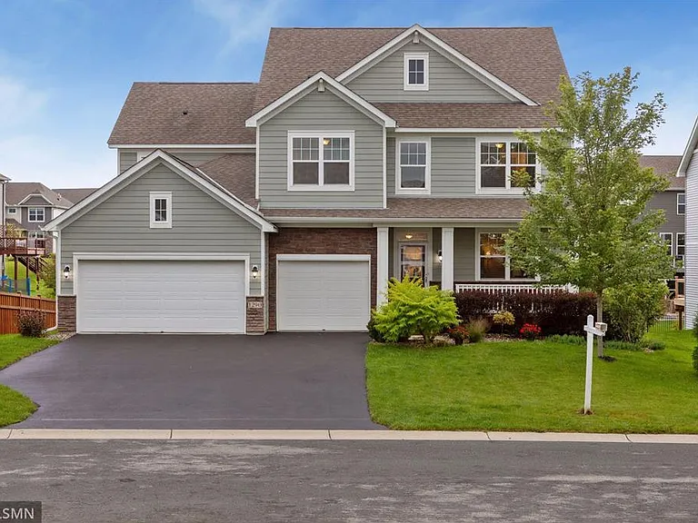 1290 Eagle Point Dr — Photo 1