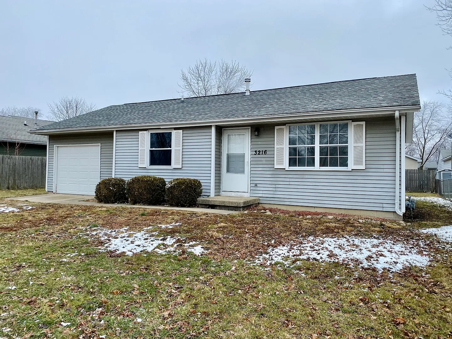 3216 W John St photo 1