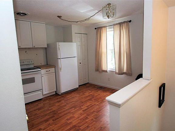 4th image of 9 Carriage Ct