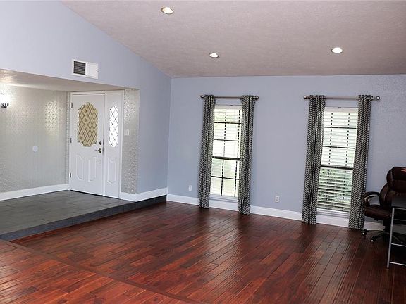 3rd image of 401 Hemlock Dr
