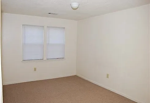 2043 Maywood St — Photo 4