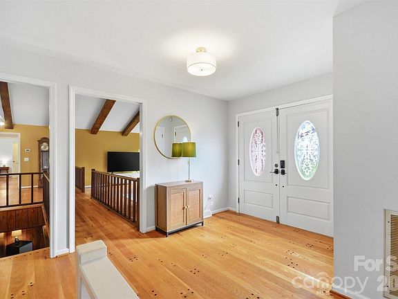 4th image of 304 Honeysuckle Dr