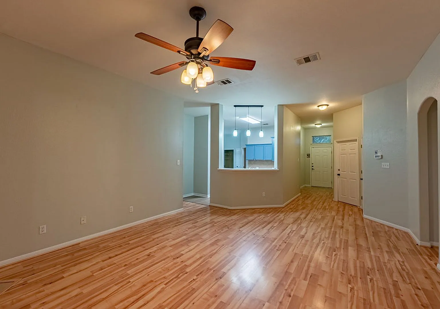 Discover Your Kyle Oasis: Luxury Living in a 4-Bedroom Gem with Garden Tub & Fenced Yard! — Photo 4