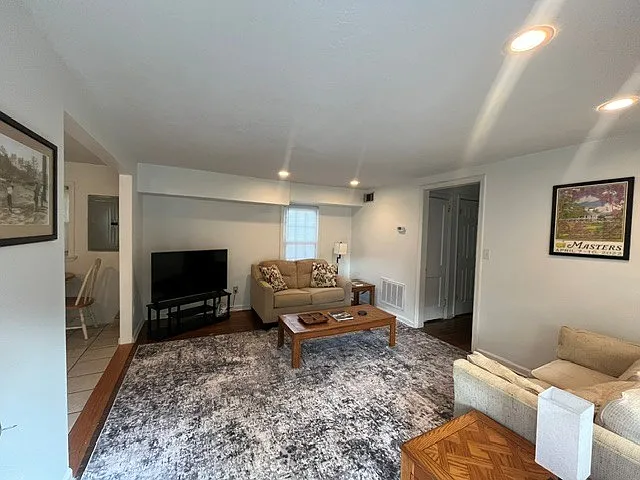 1 bed, 950 sqft, $1,300 — Photo 3