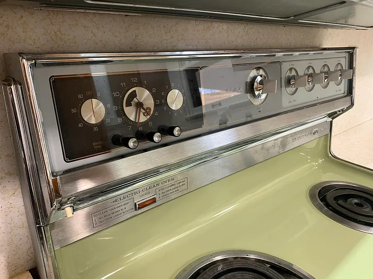 Vintage electric range. Works great, looks awesome, easy to clean.