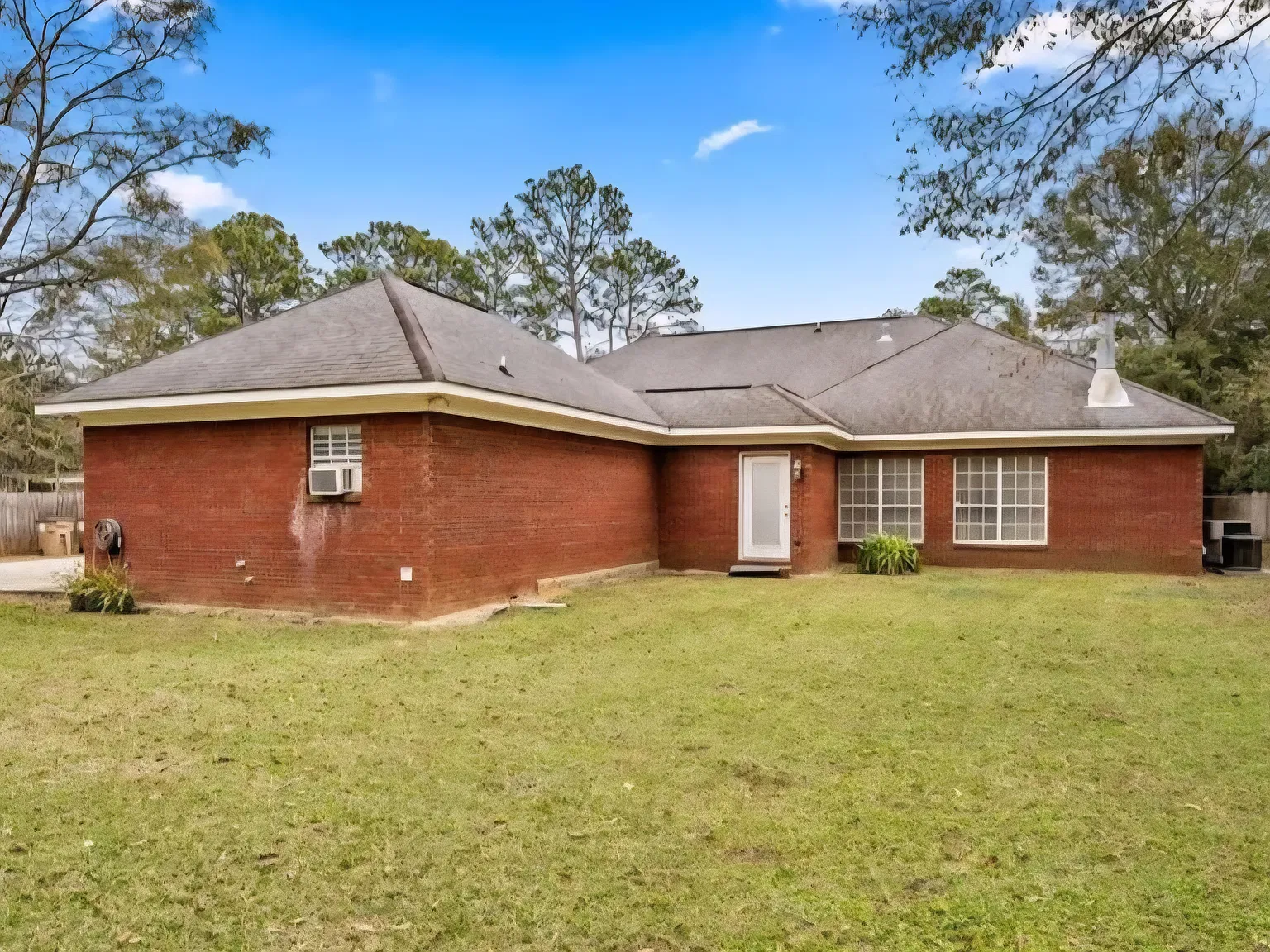 5 bed, 4300 sqft, $3,200 — Photo 3