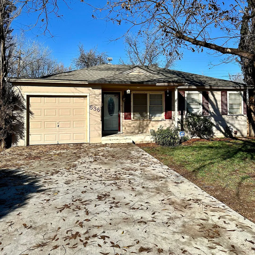Cute 2 Bedroom 1 Bath Home! — Photo 1