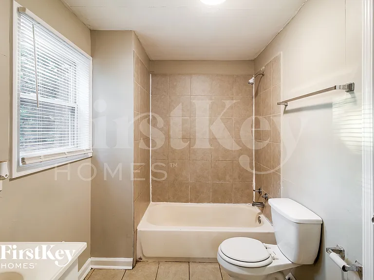 1823 Lee St — Photo 9
