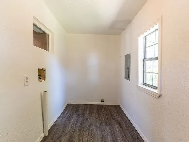 517 SW 26th St — Photo 3