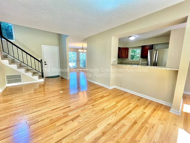 1363 Wenlock Rd — Photo 2