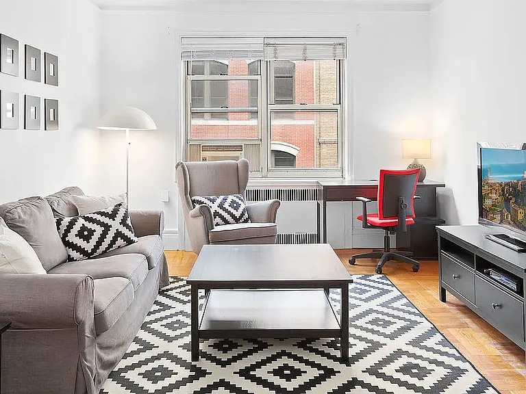 210 W 19th St #5B — Photo 1