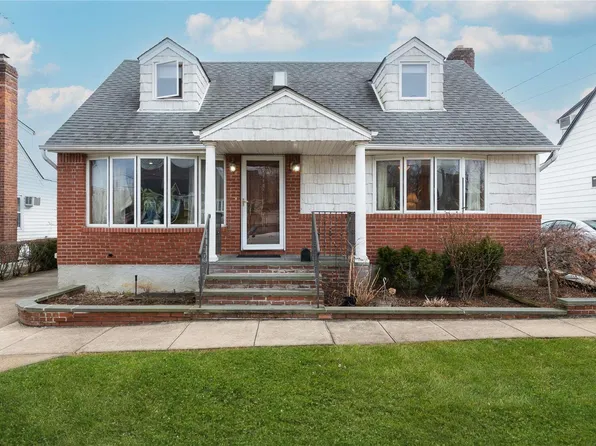 114 Barwick Boulevard, Mineola, NY 11501