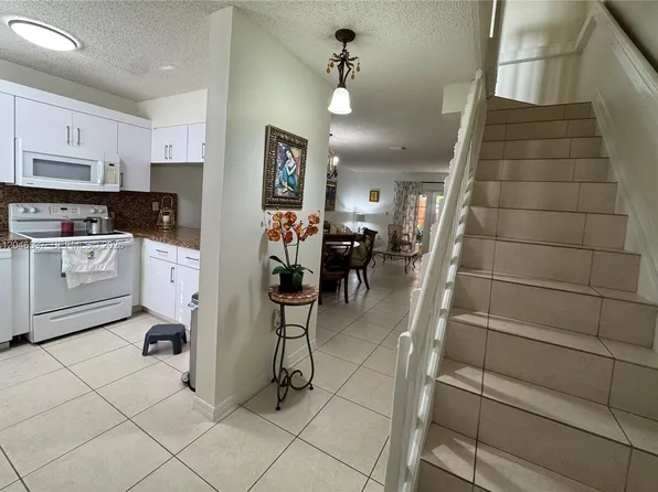 2365 W 74th St, Hialeah, FL 33016