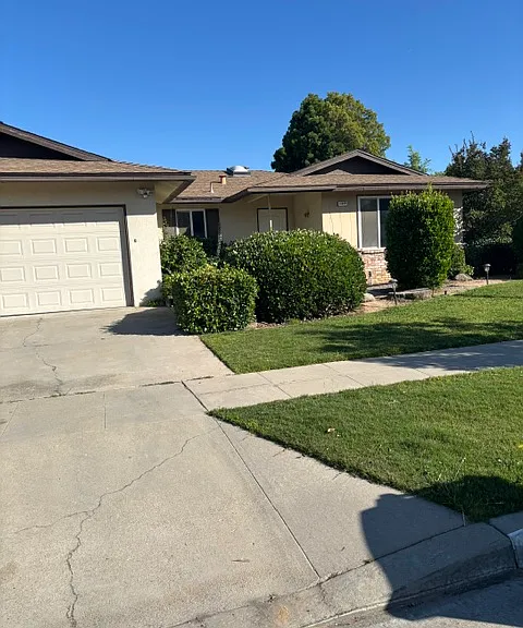 2209 E Palo Alto Ave — Photo 1