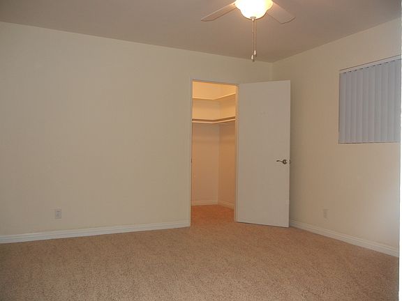 Mstr Bdrm w/walk-in closet