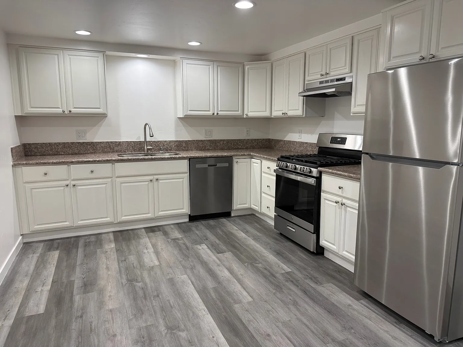 3 bed, 900 sqft, $3,200 — Photo 3