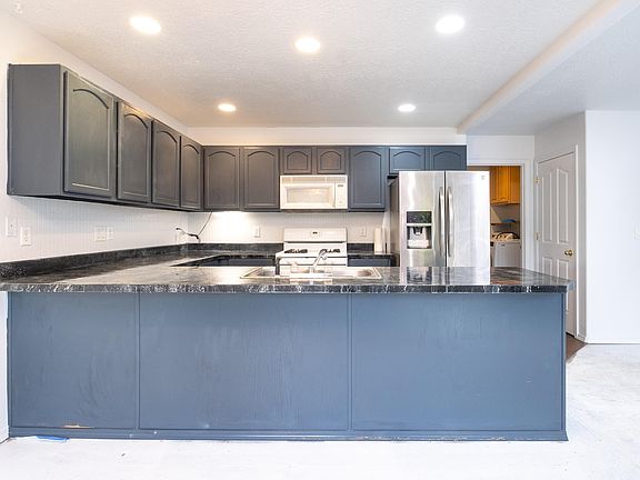 3rd image of 601 SE Port Ave