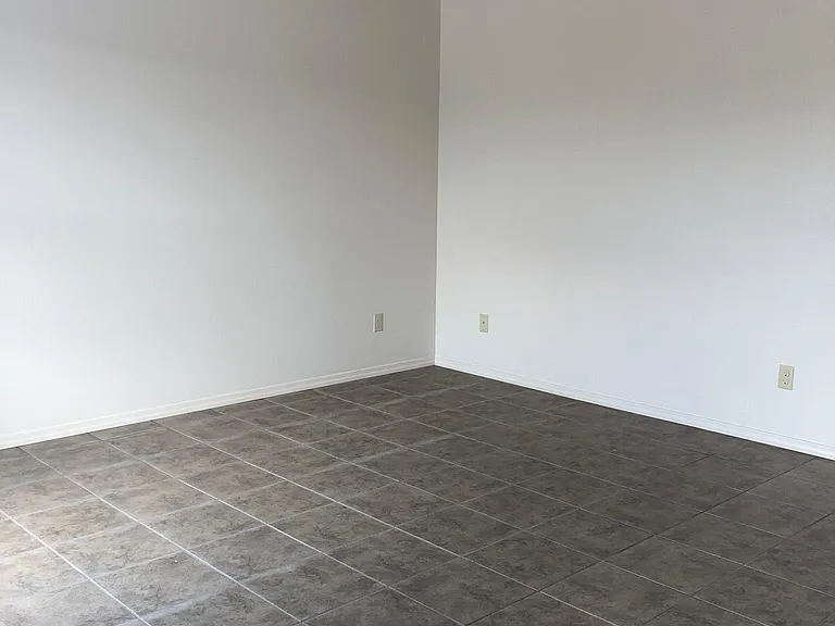 107 Ashley Dr — Photo 2
