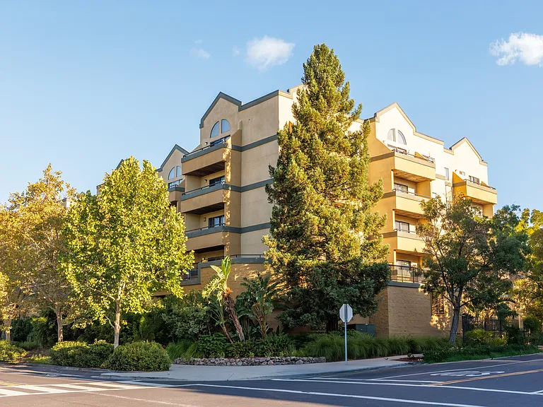 Broadway Towers Apartments — Photo 12