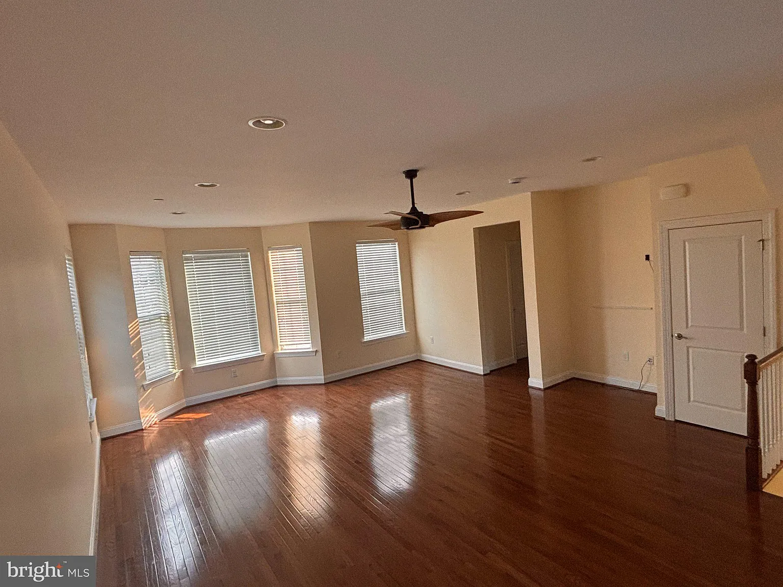 3 bed, 2.5 bath, 2736 sqft, $3,300 — Photo 2