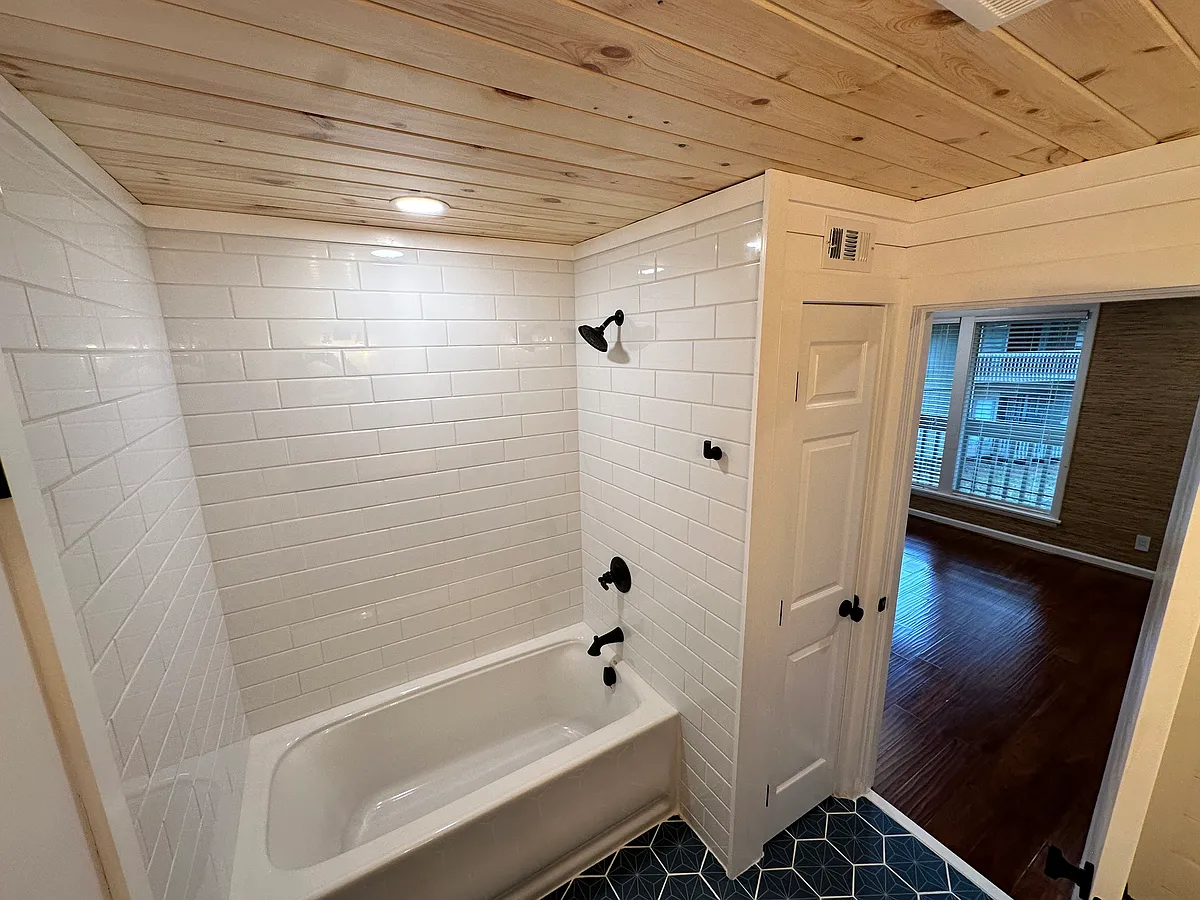 Building Photo - 2085 Seacliff Dr N