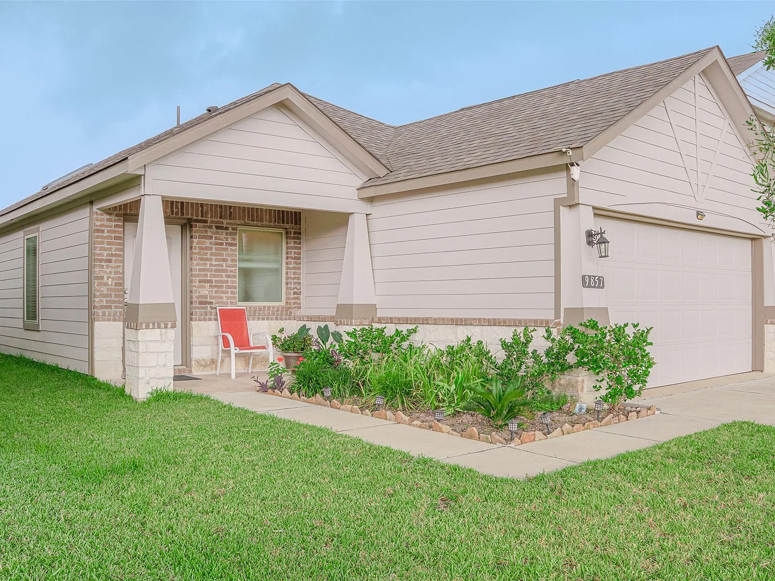 3 bed, 2.0 bath, 1584 sqft, $1,700 — Photo 1