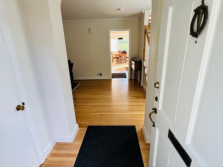 3309 Highwood Dr SE — Photo 2