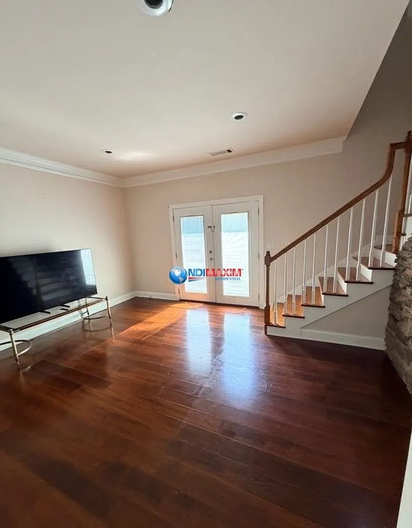 Nice 2-story house in the City of BUFORD schools + separate in-law suite — Photo 4
