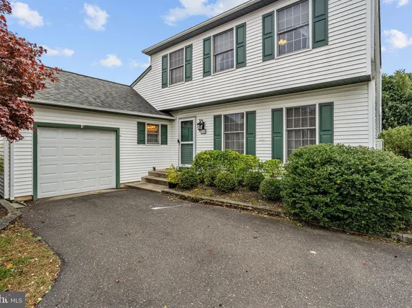 10 Orlando Dr, Sicklerville, NJ 08081