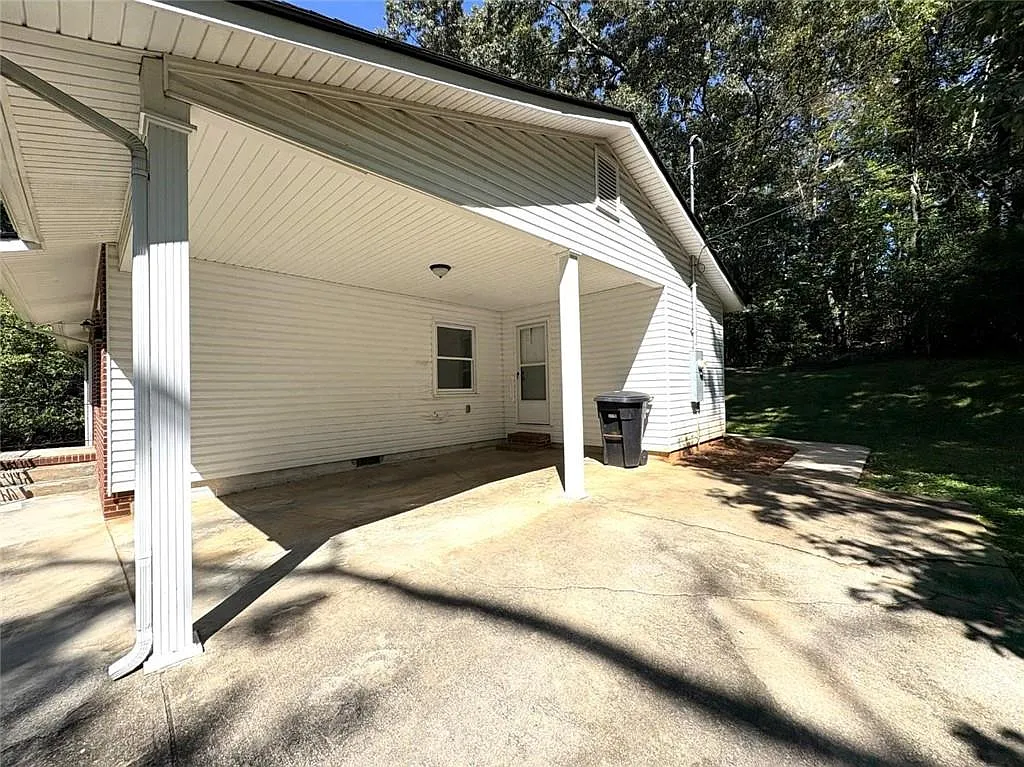 3 bed, 1.5 bath, 1290 sqft, $1,600 — Photo 3