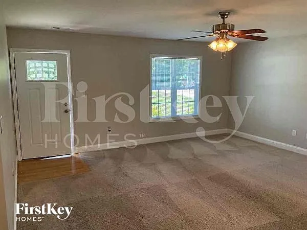 284 Southcircle Dr NW — Photo 4