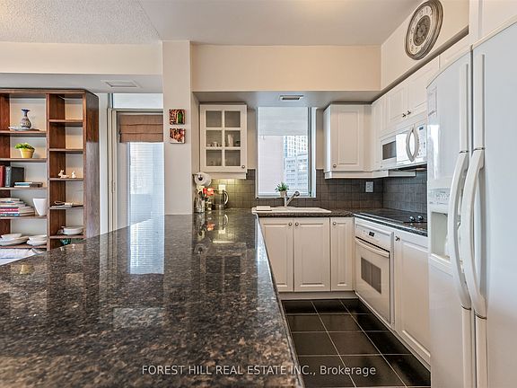 5th image of 20 Collier St #903
