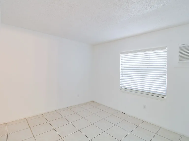 Hamilton House Apartments — Photo 10