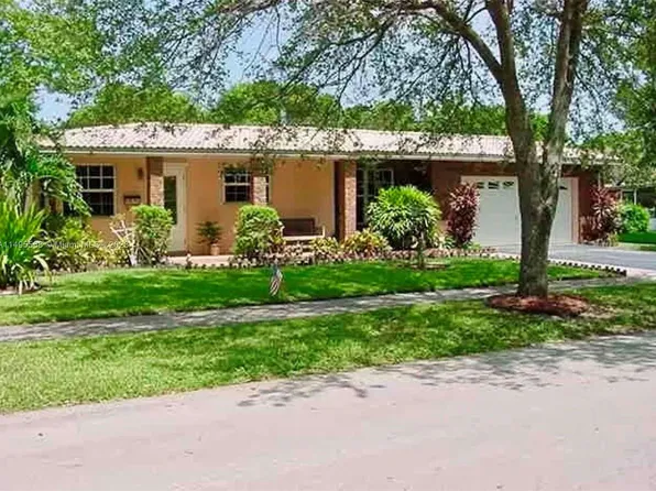 14221 Lake Saranac Ave, Miami Lakes, FL 33014