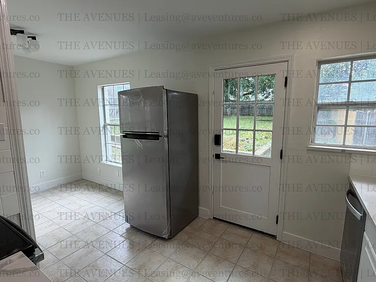 305 N Oak Cliff Blvd — Photo 15