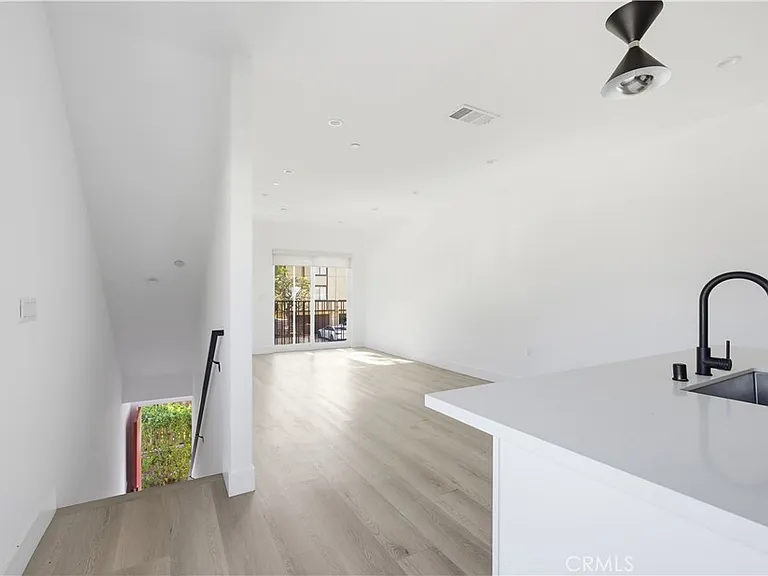 21721 Hart St — Photo 5
