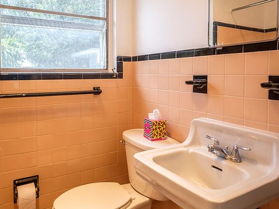 Unit 4: Clean Retro Bathroom