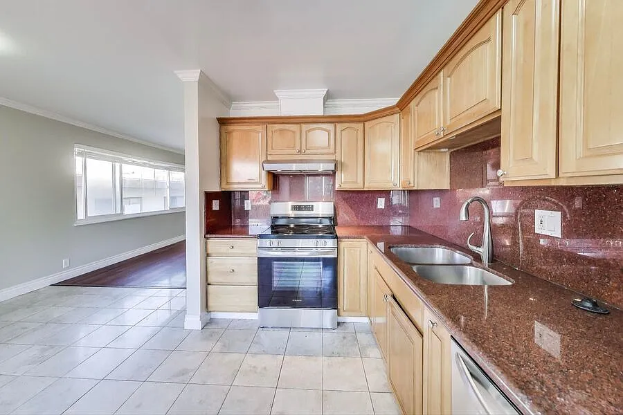Large, top floor two bed, two bath with balcony and garage parking! — Photo 3