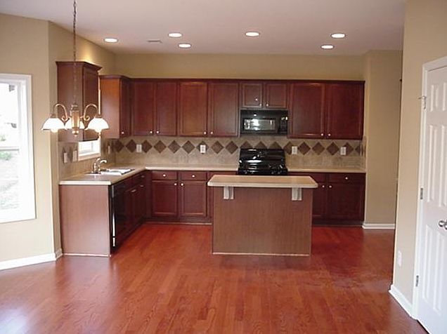 2nd image of 2150 Shropshire Ln SE