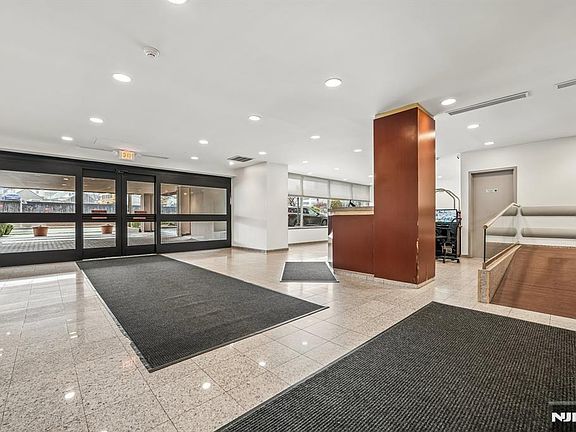4th image of 2185 Lemoine Avenue #6P