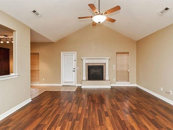 5th image of 1001 E Linden St