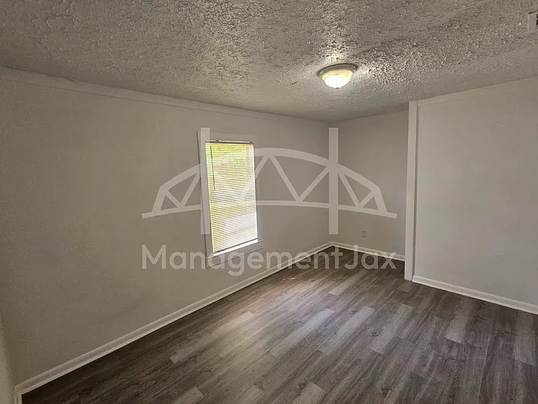 2210 Pullman Ave — Photo 9