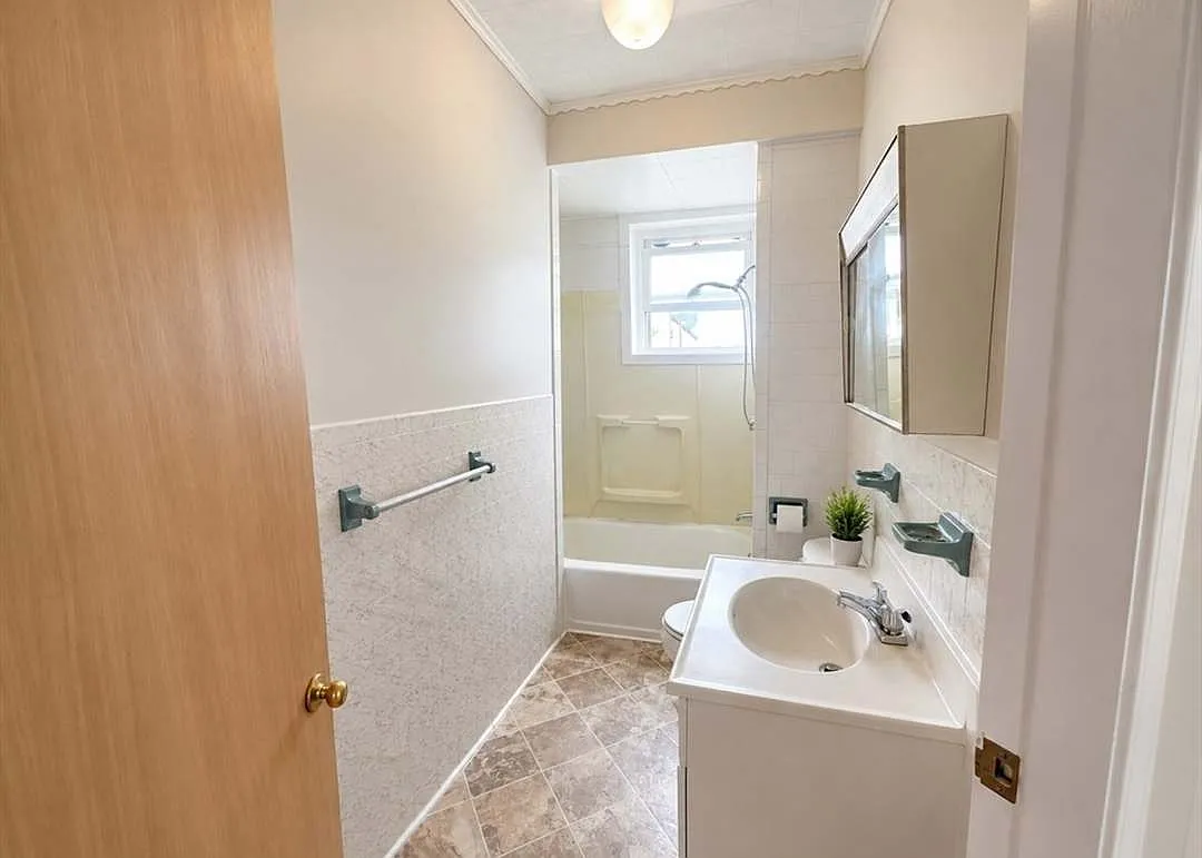 4 bed, $2,200 — Photo 2