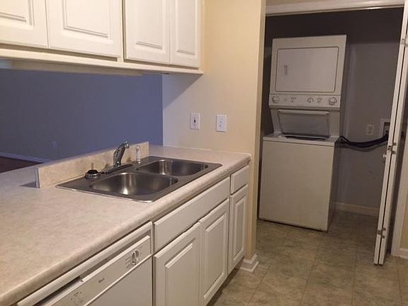 4th image of 915 Patio Dr