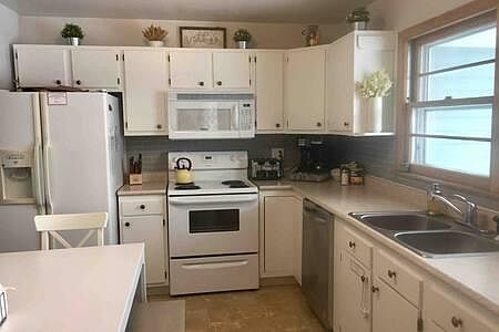 Kitchen - picture doesn't include brand new stainless steel range.