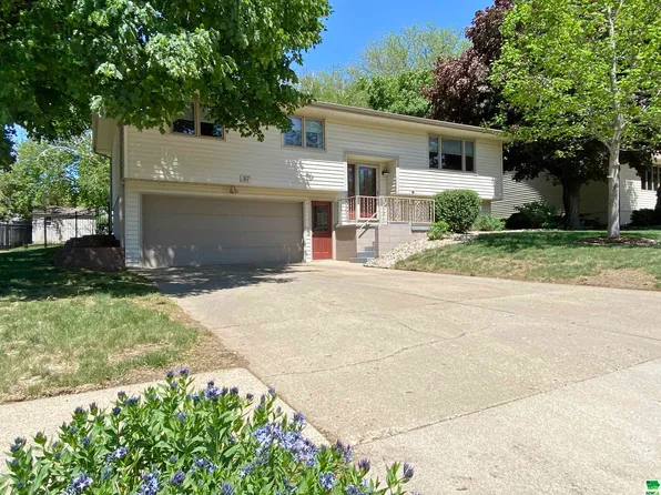 37 Laura Dr, Le Mars, IA 51031