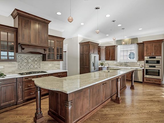 5th image of 215 Donmor Dr